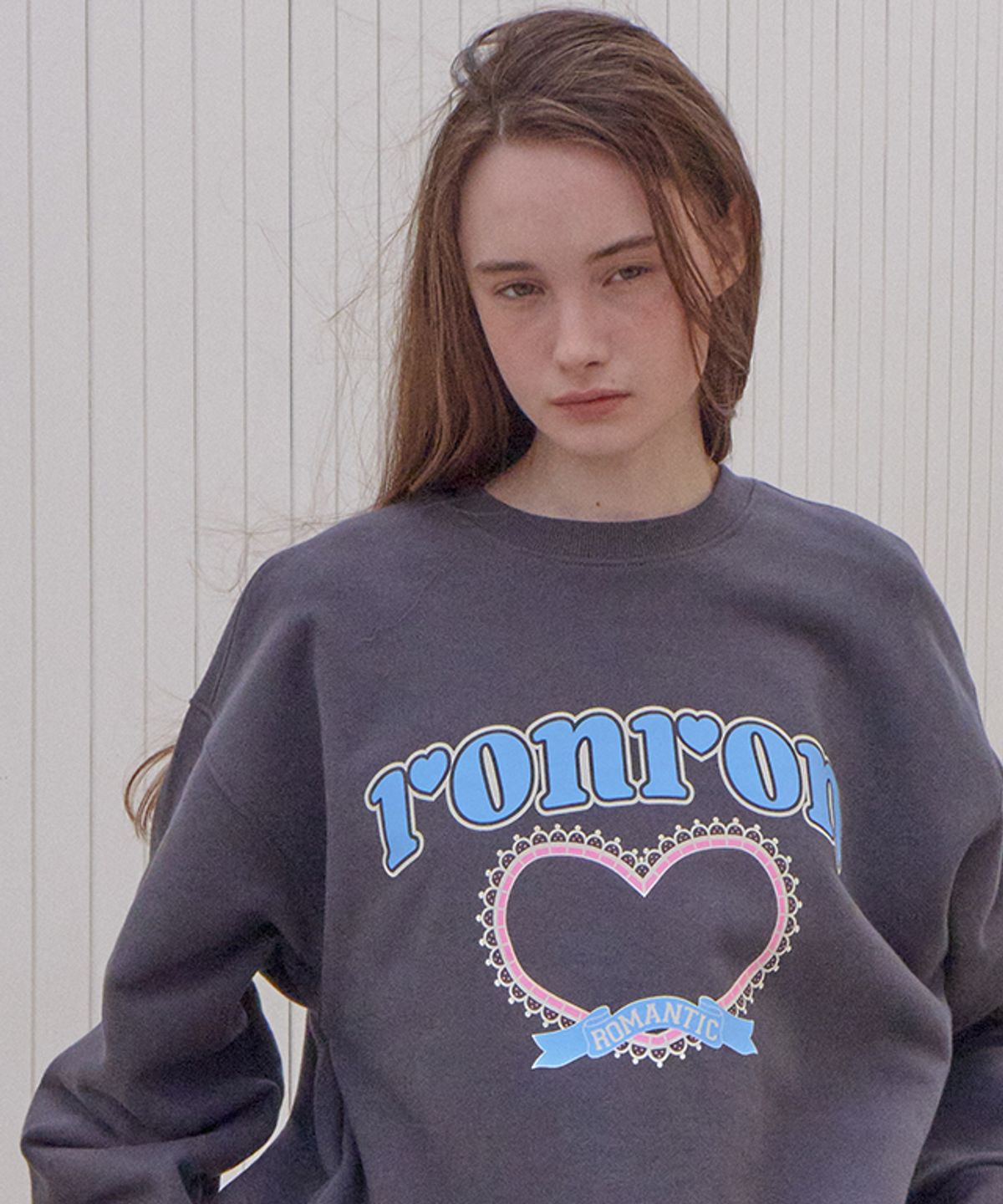 론론(RONRON) LACE HEART GRAPHIC SWEATSHIRTS CHARCOAL