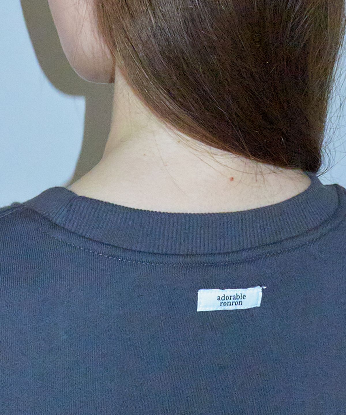 론론(RONRON) LACE HEART GRAPHIC SWEATSHIRTS CHARCOAL