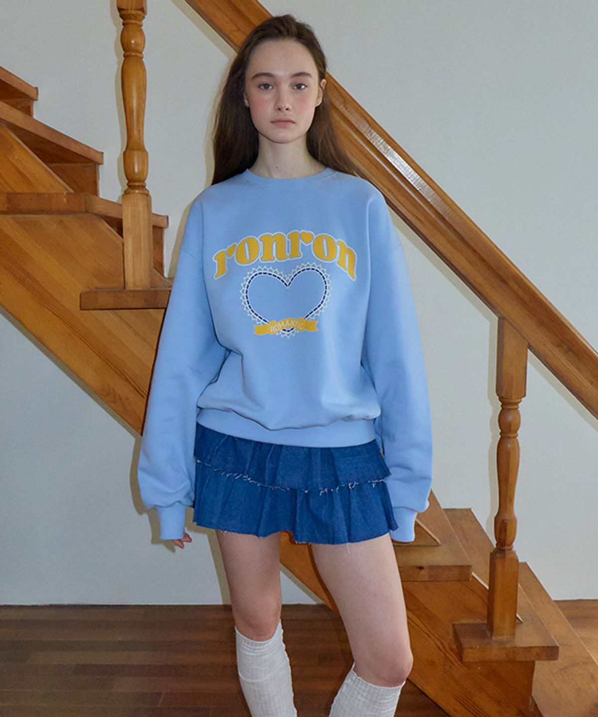 론론(RONRON) LACE HEART GRAPHIC SWEATSHIRTS SKY