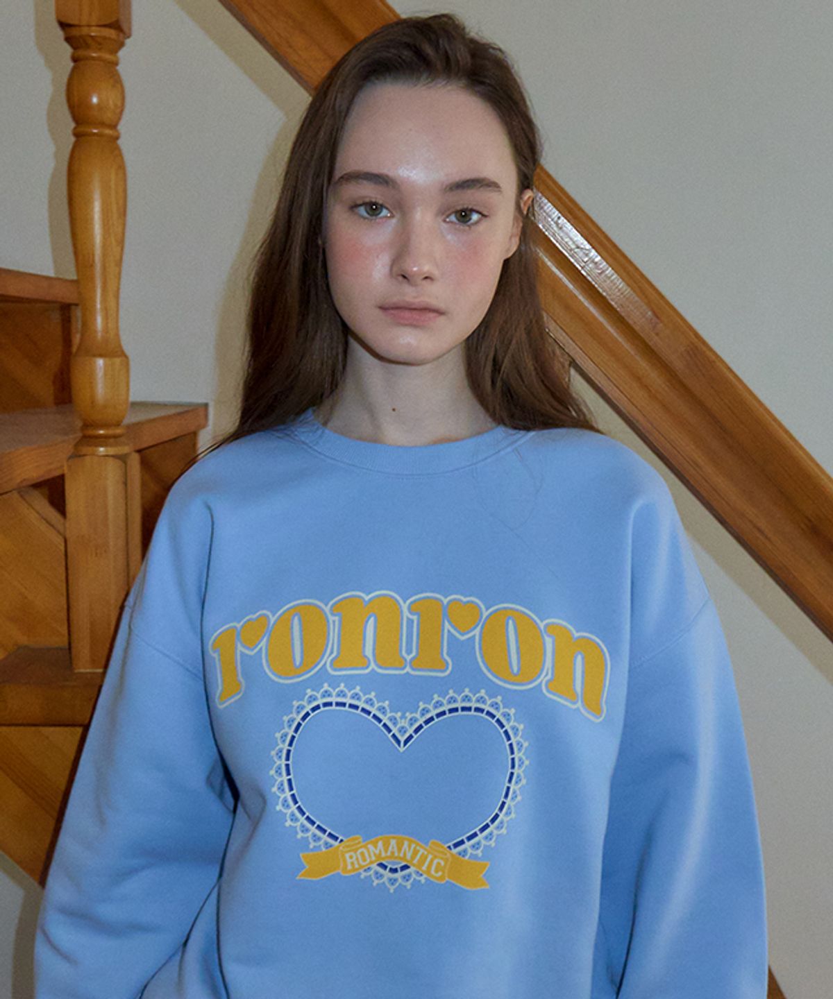 론론(RONRON) LACE HEART GRAPHIC SWEATSHIRTS SKY