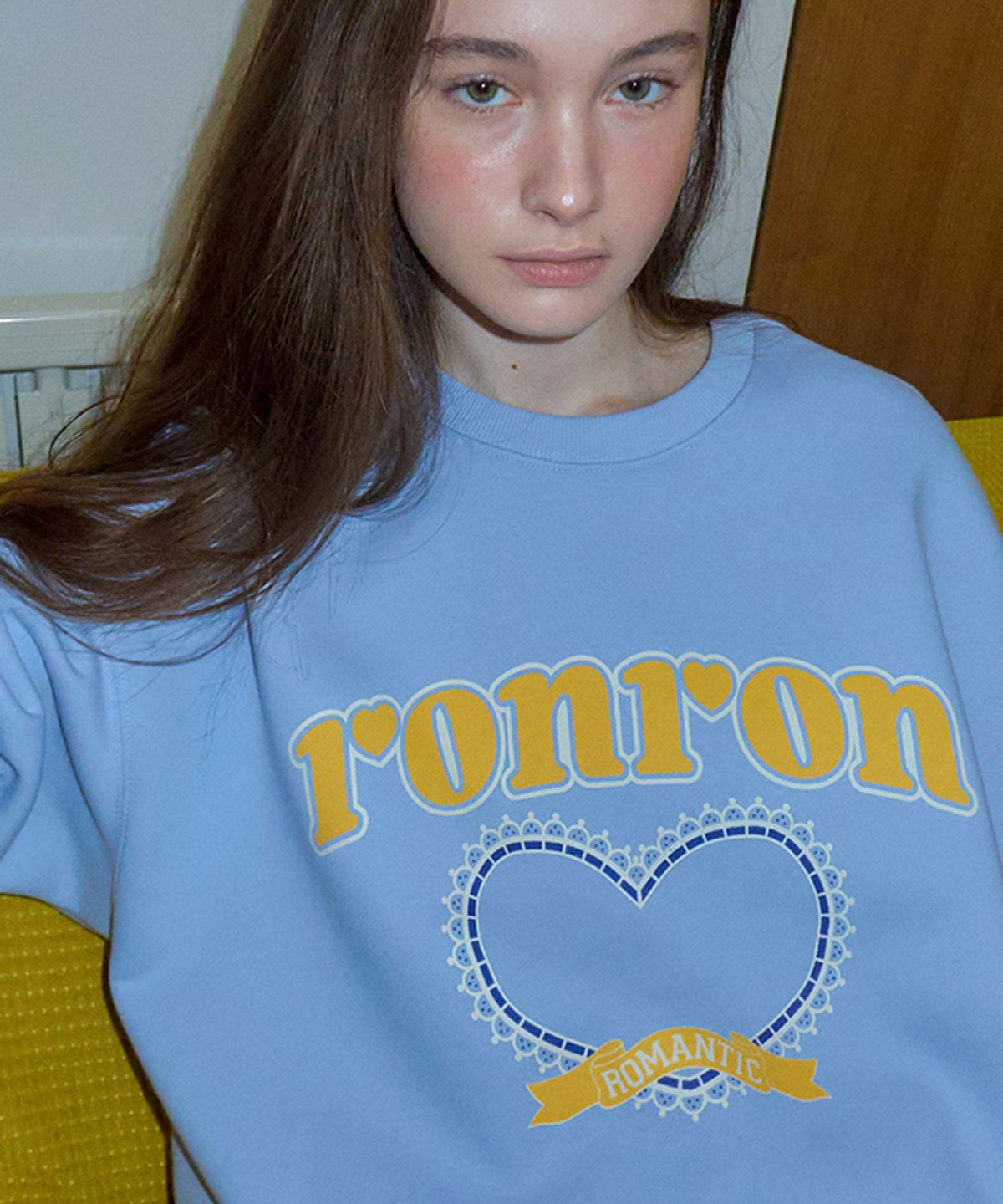 론론(RONRON) LACE HEART GRAPHIC SWEATSHIRTS SKY