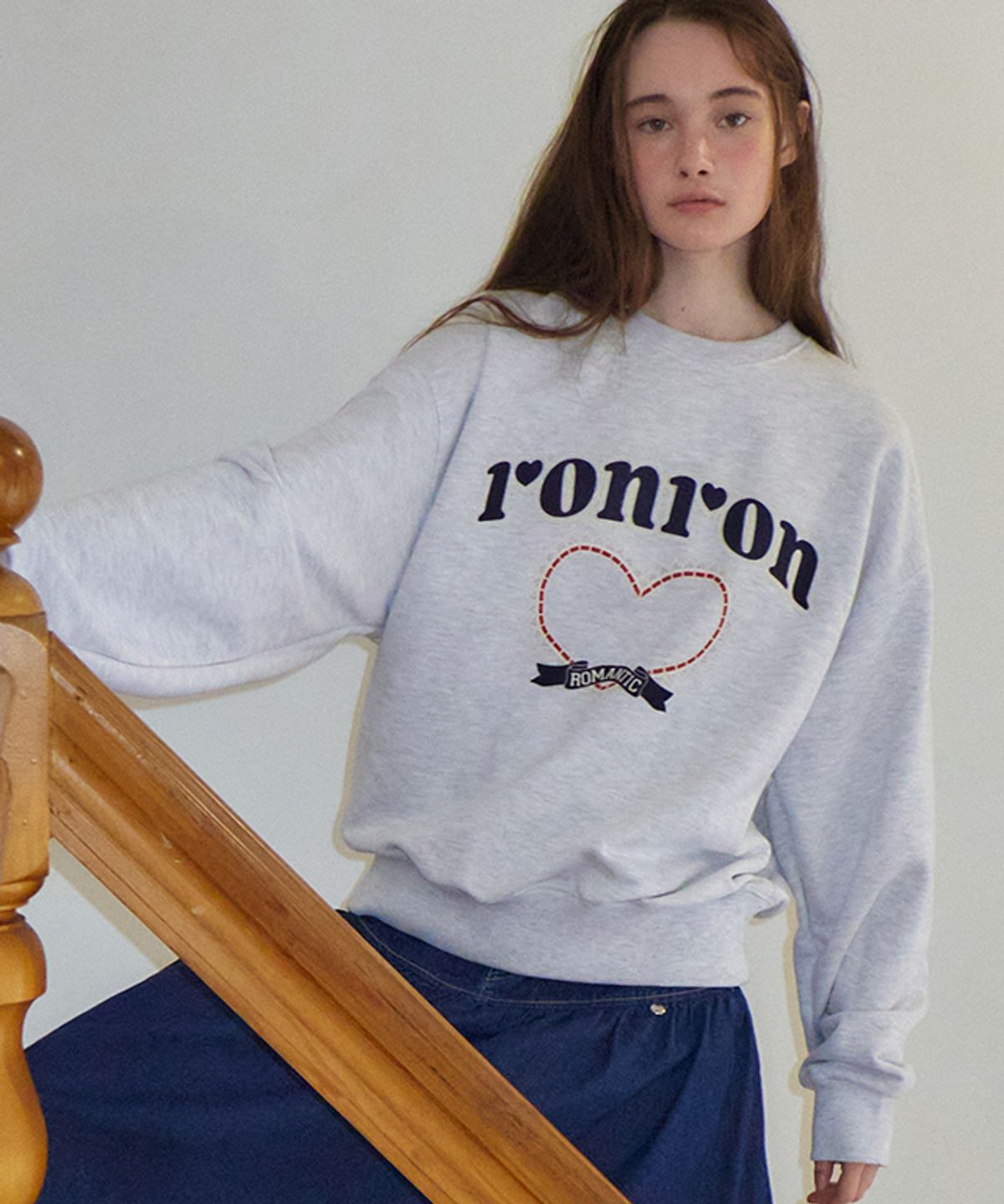 론론(RONRON) LACE HEART GRAPHIC SWEATSHIRTS WHITE MELANGE