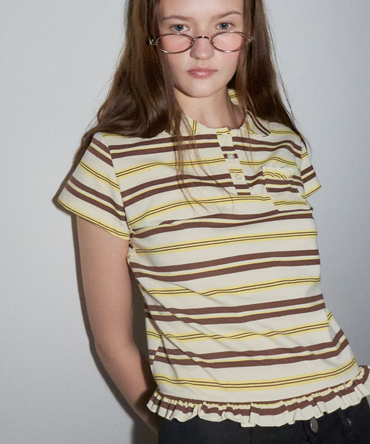 론론(RONRON) RUFFLE ROUND COLLAR PK T SHIRT CREAM BROWN STRIPE
