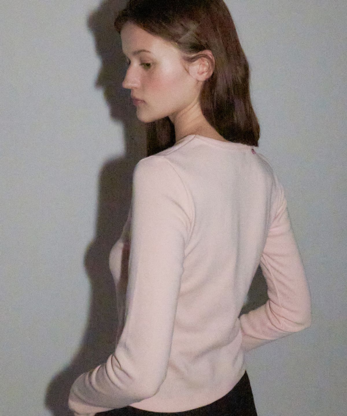 론론(RONRON) MINI POINT LABEL SLIM FIT LONG SLEEVE SOFT PINK