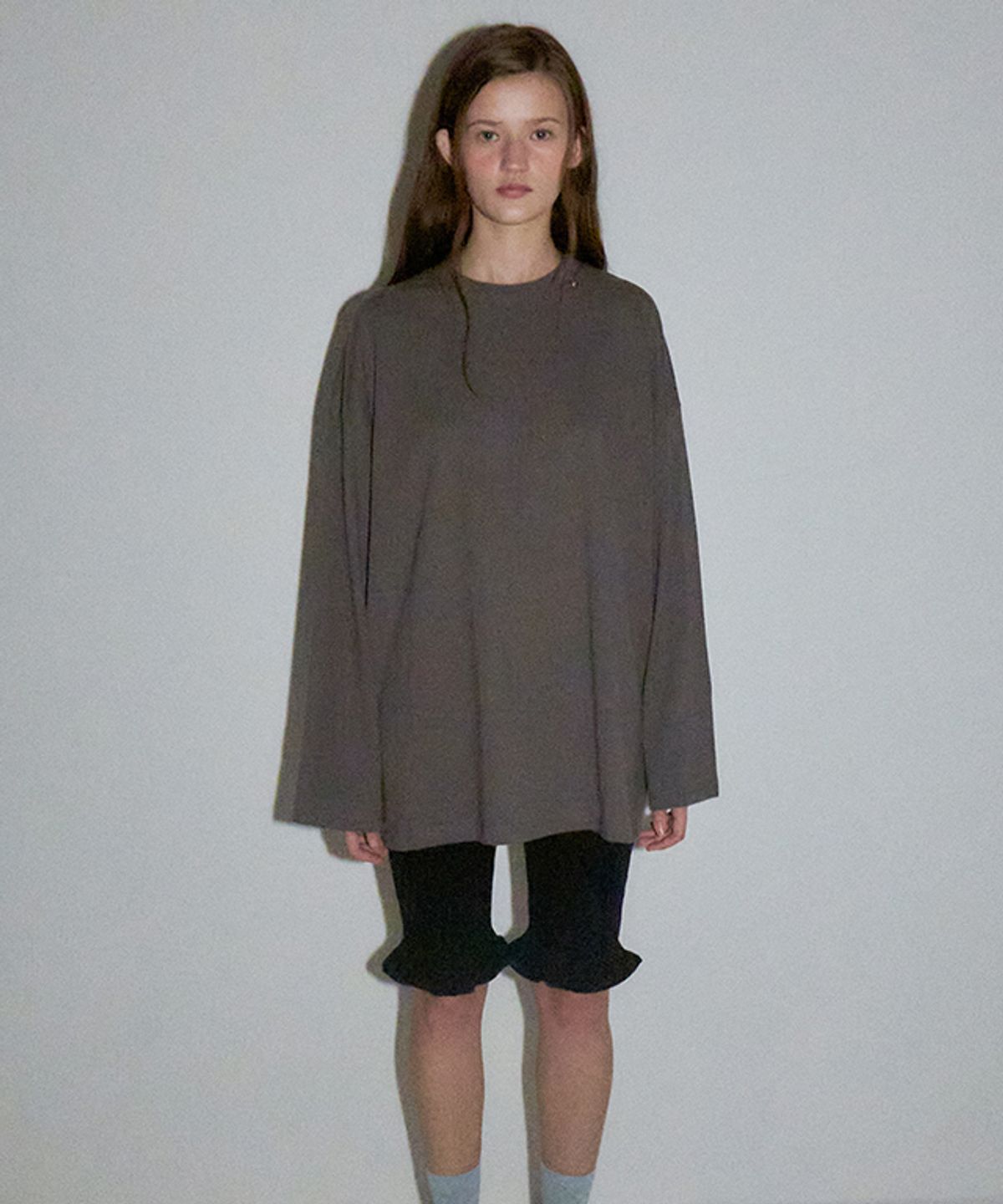 론론(RONRON) MINI POINT LABEL OVER FIT LONG SLEEVE CHARCOAL