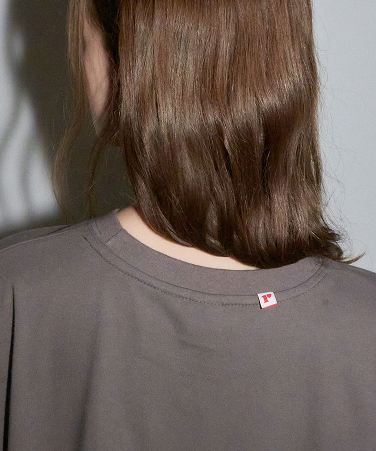 론론(RONRON) MINI POINT LABEL OVER FIT LONG SLEEVE CHARCOAL