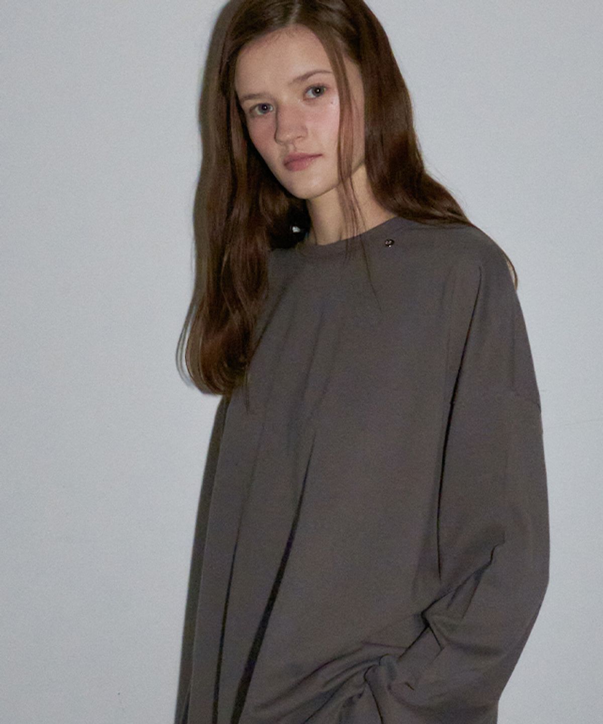론론(RONRON) MINI POINT LABEL OVER FIT LONG SLEEVE CHARCOAL