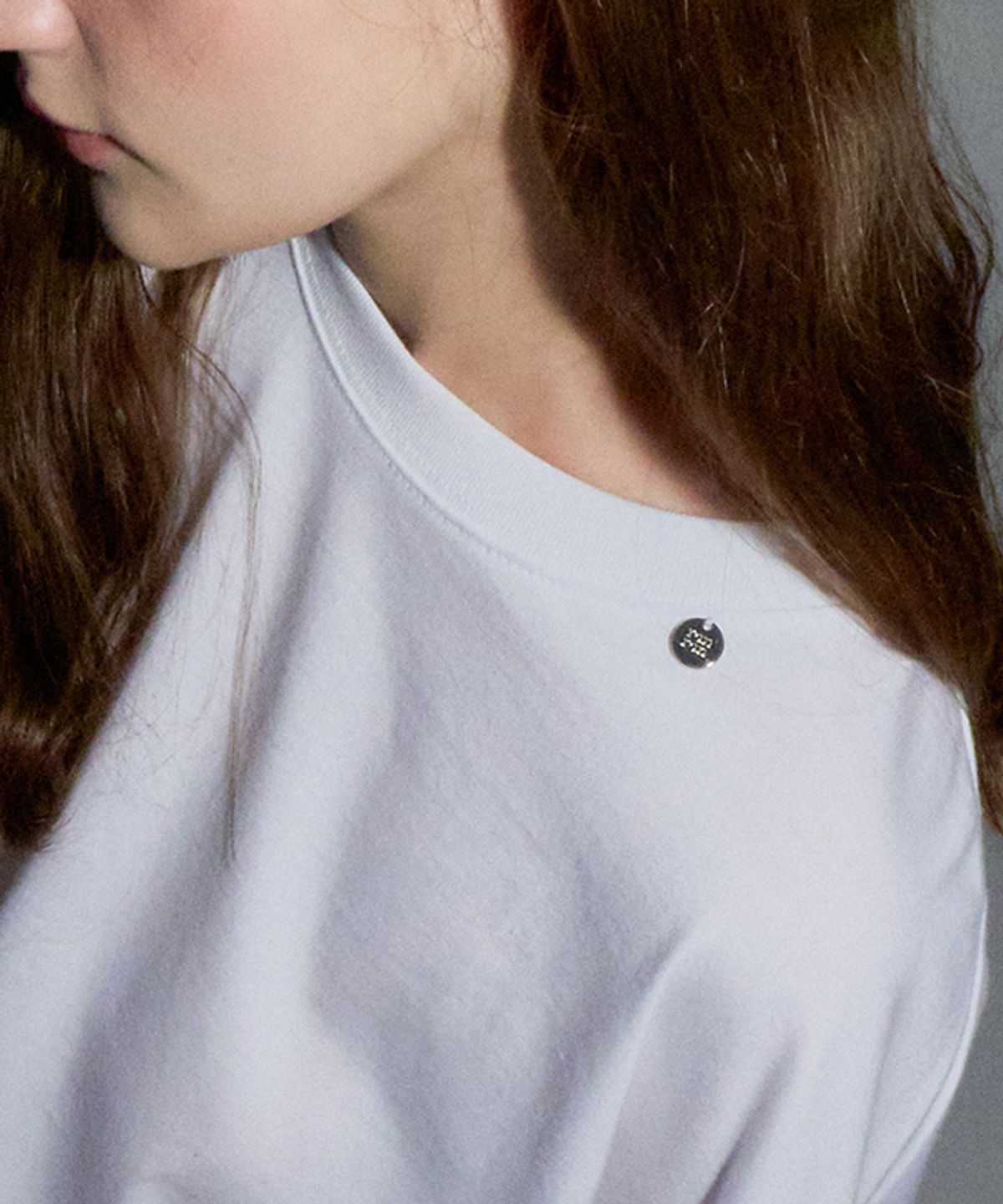론론(RONRON) MINI POINT LABEL OVER FIT LONG SLEEVE WHITE