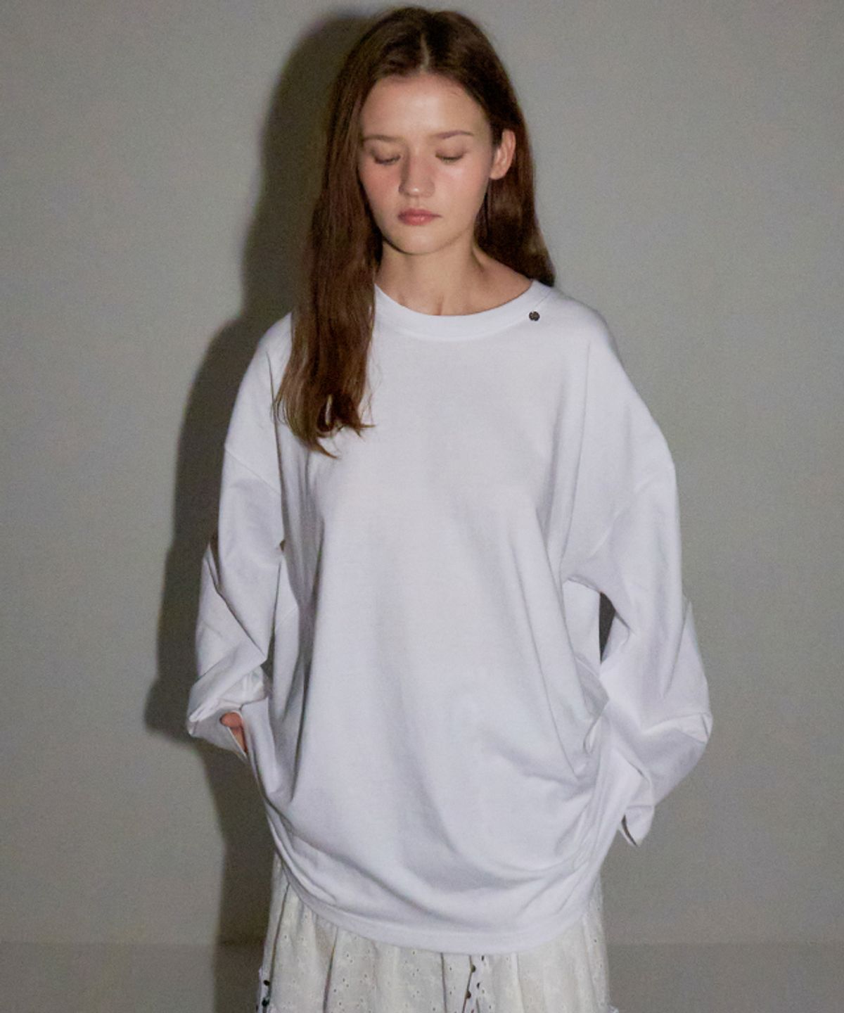 론론(RONRON) MINI POINT LABEL OVER FIT LONG SLEEVE WHITE