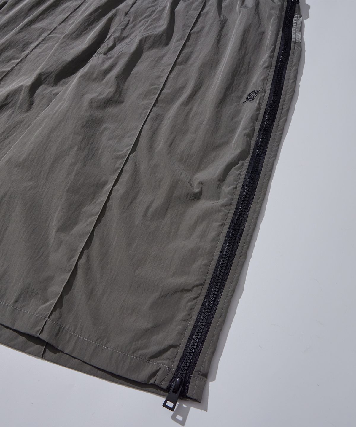 칼라파타르(KALAPATTHAR) Nylon Holographic Detachable Shorts - Gray