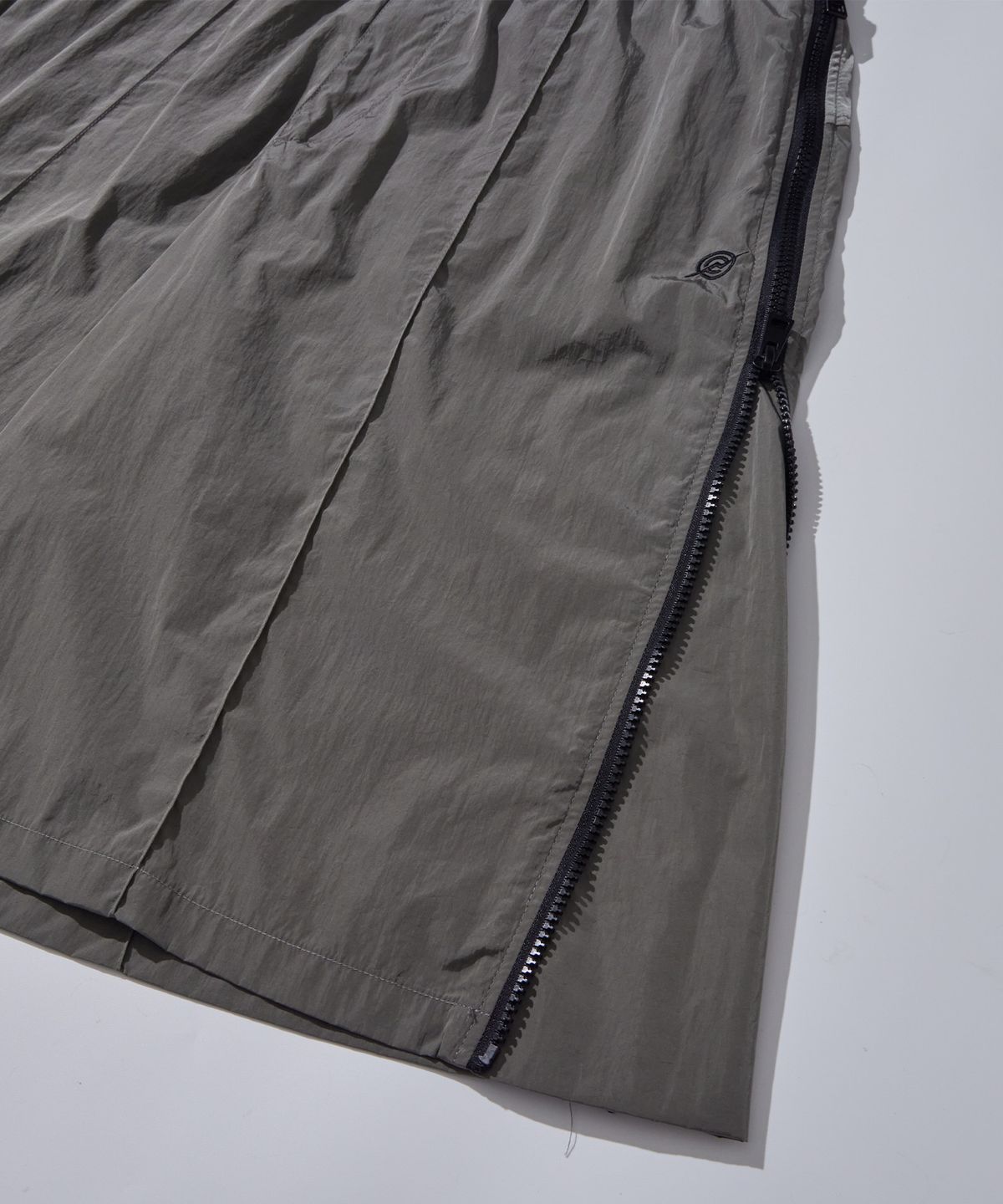 칼라파타르(KALAPATTHAR) Nylon Holographic Detachable Shorts - Gray