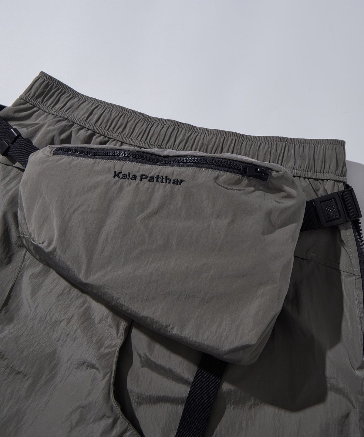 칼라파타르(KALAPATTHAR) Nylon Holographic Detachable Shorts - Gray