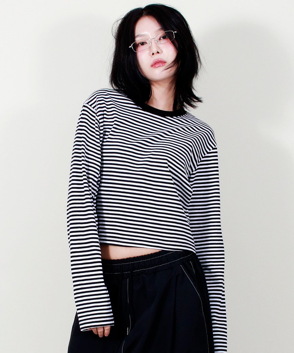 드마크(DEMARC) 스트라이프 세미 크롭 긴팔 티셔츠 블랙