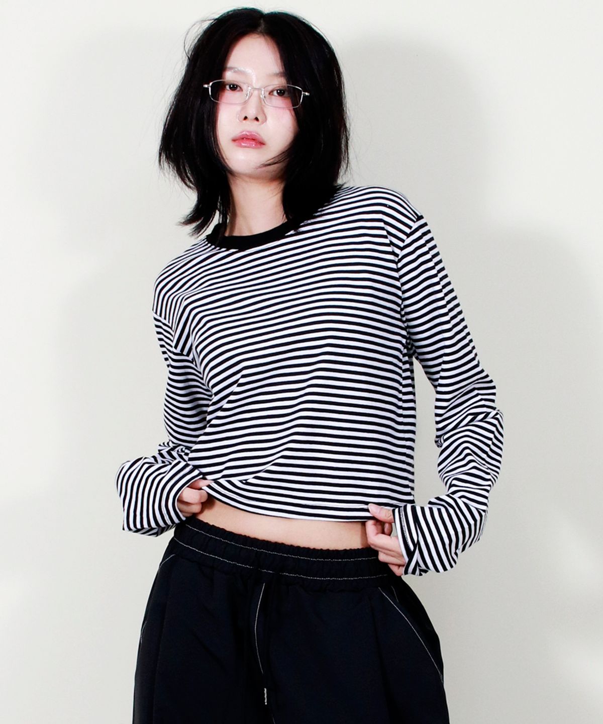 드마크(DEMARC) 스트라이프 세미 크롭 긴팔 티셔츠 블랙