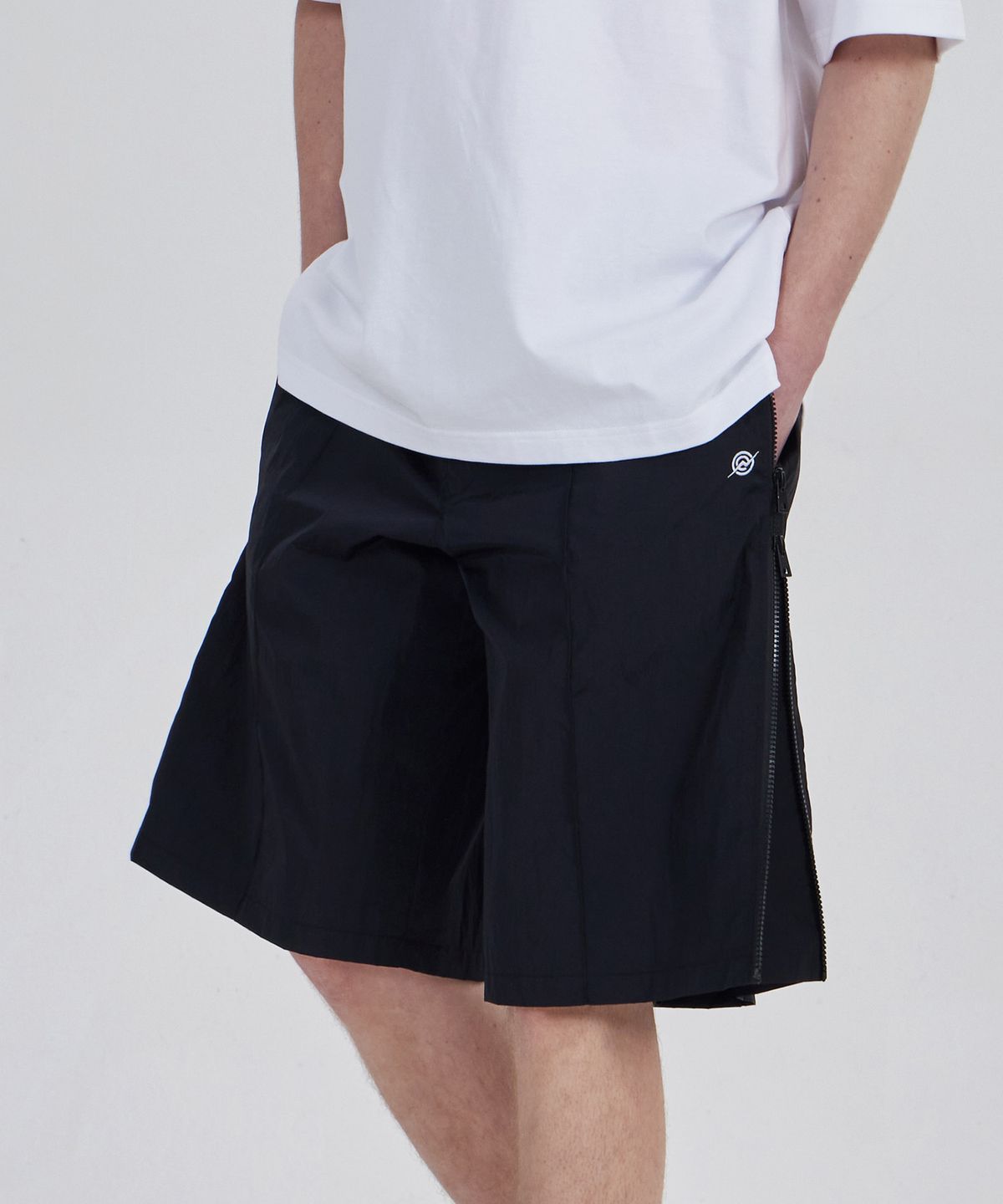 칼라파타르(KALAPATTHAR) Nylon Holographic Detachable Shorts - Black