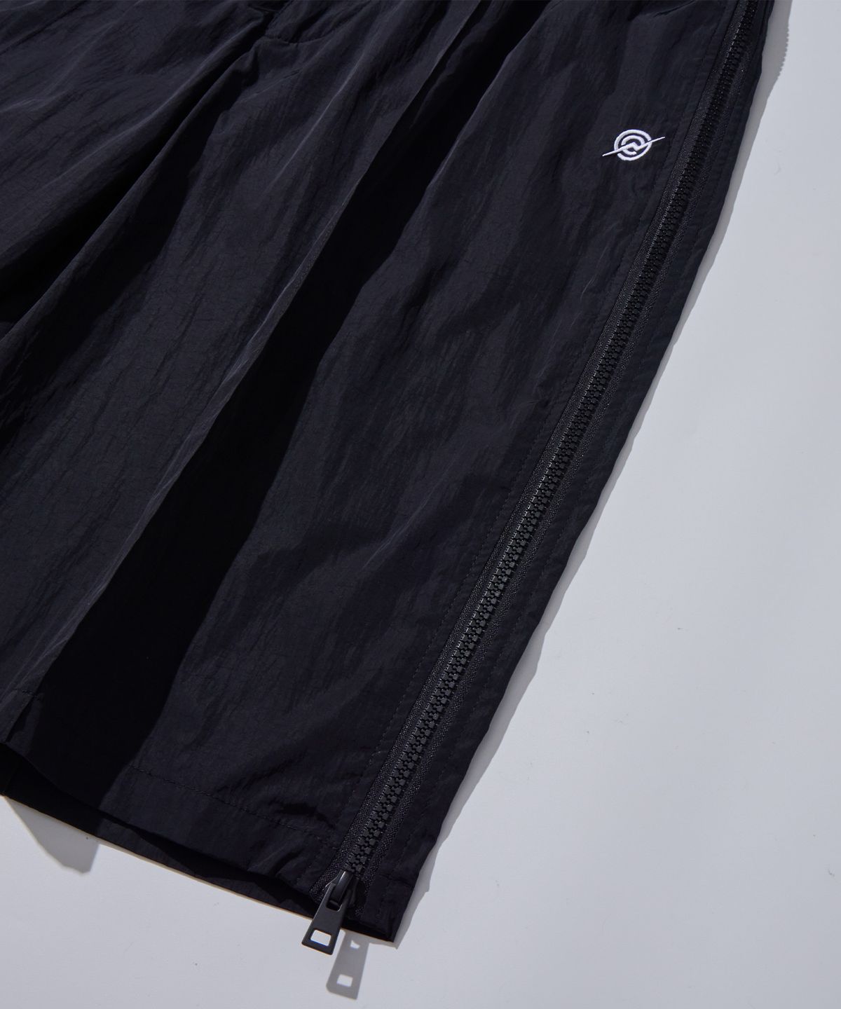 칼라파타르(KALAPATTHAR) Nylon Holographic Detachable Shorts - Black