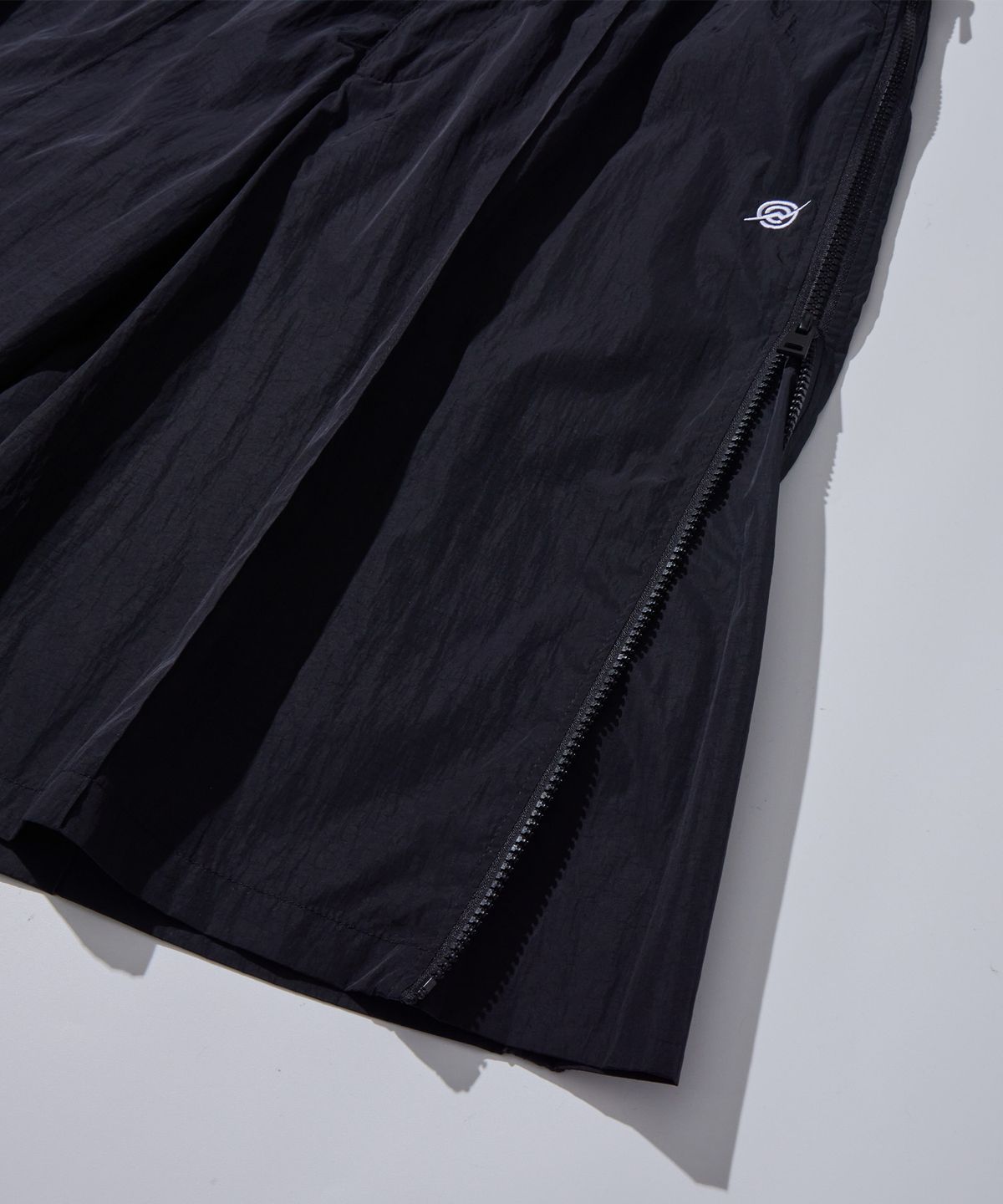 칼라파타르(KALAPATTHAR) Nylon Holographic Detachable Shorts - Black