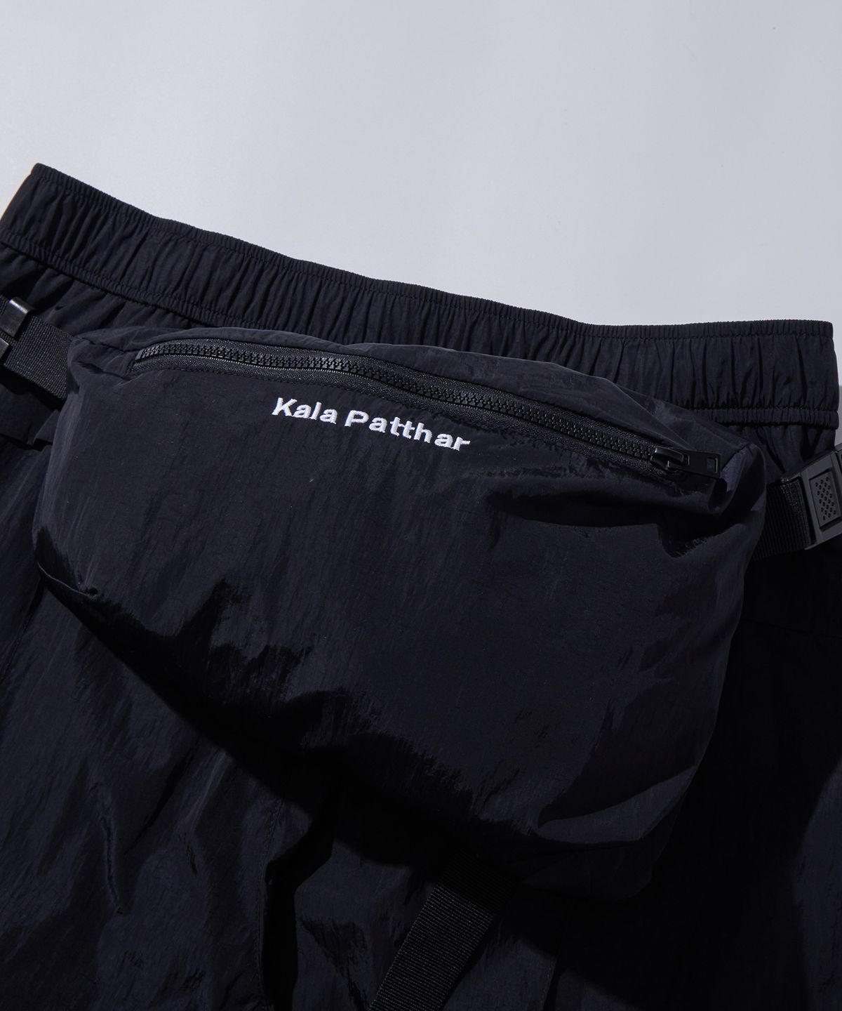 칼라파타르(KALAPATTHAR) Nylon Holographic Detachable Shorts - Black
