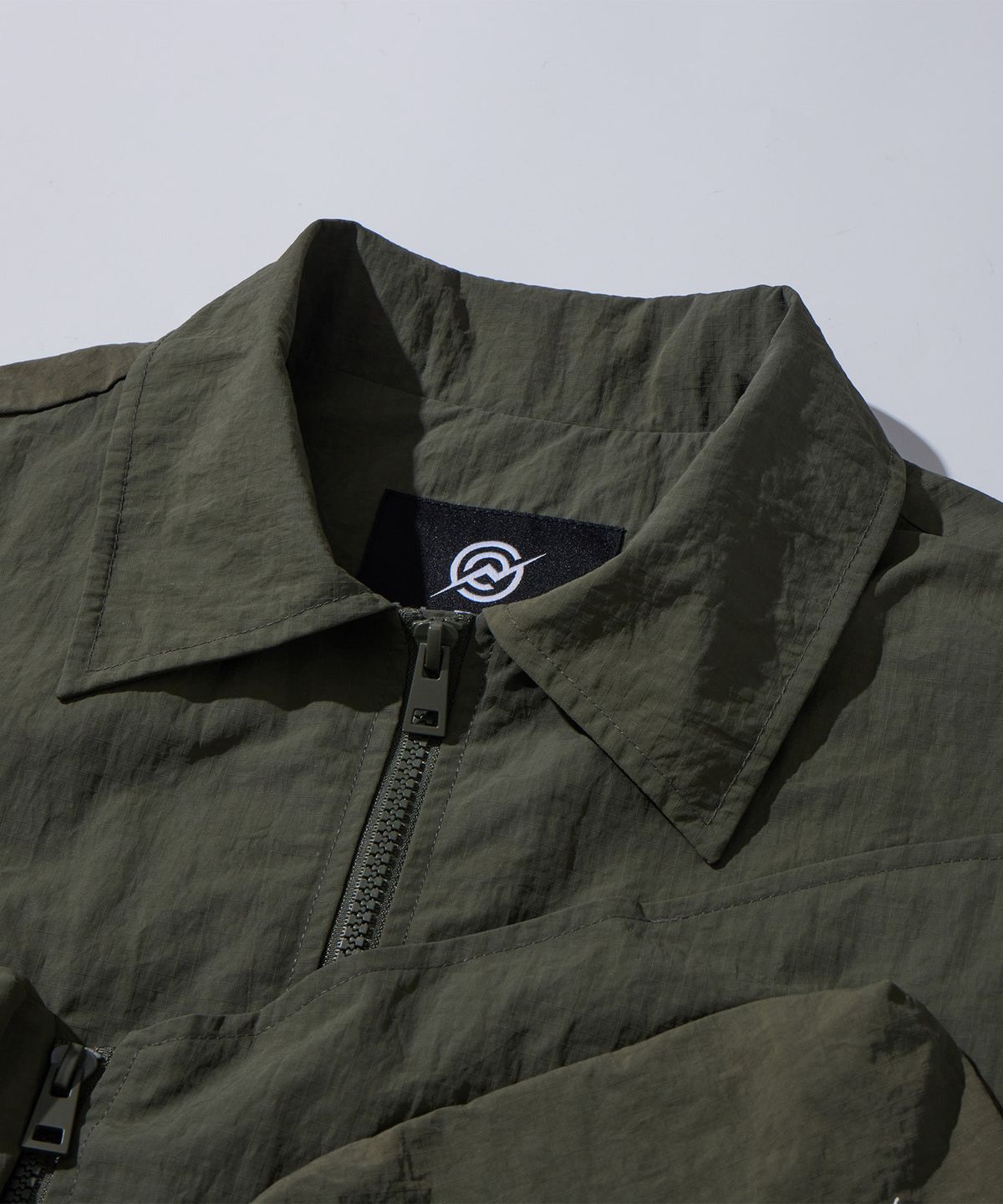 칼라파타르(KALAPATTHAR) Nylon Taslan Offset Zip Pocket Half Shirts - Khaki