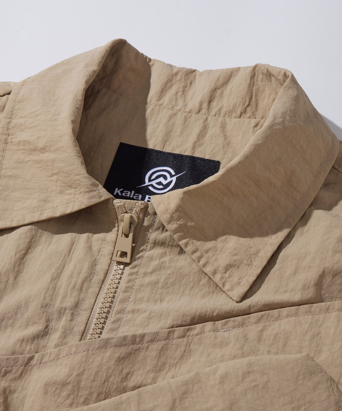 칼라파타르(KALAPATTHAR) Nylon Taslan Offset Zip Pocket Half Shirts - Beige