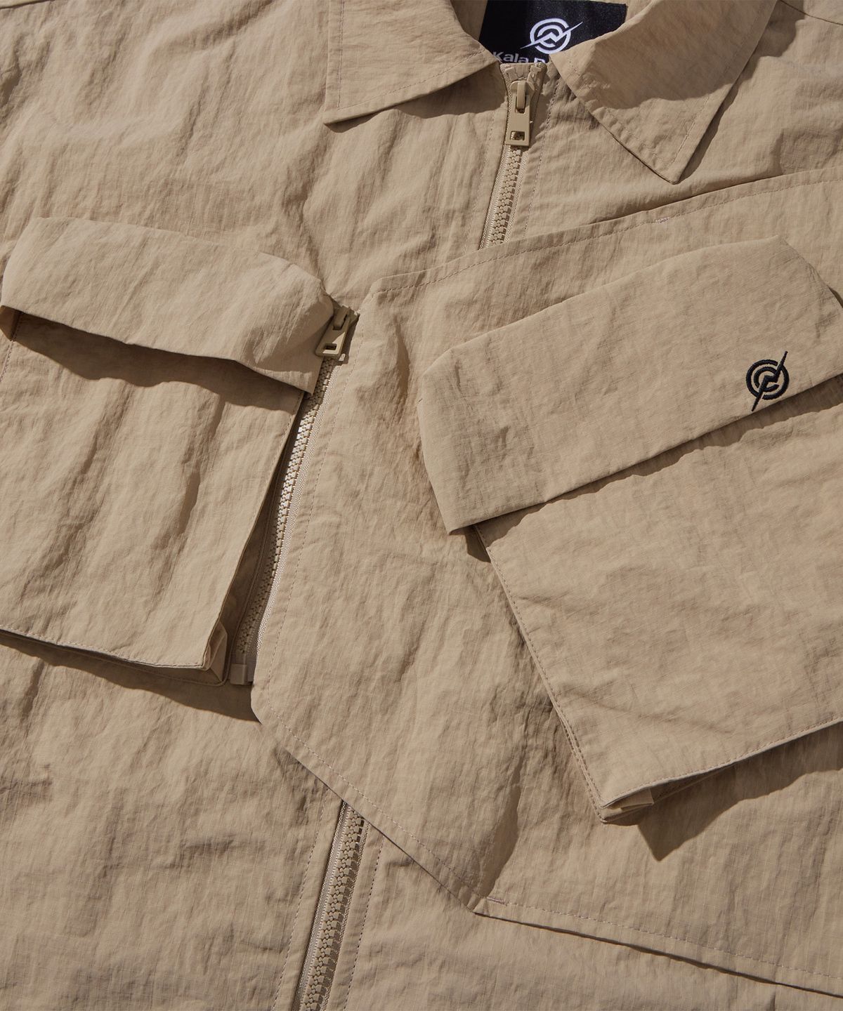 칼라파타르(KALAPATTHAR) Nylon Taslan Offset Zip Pocket Half Shirts - Beige