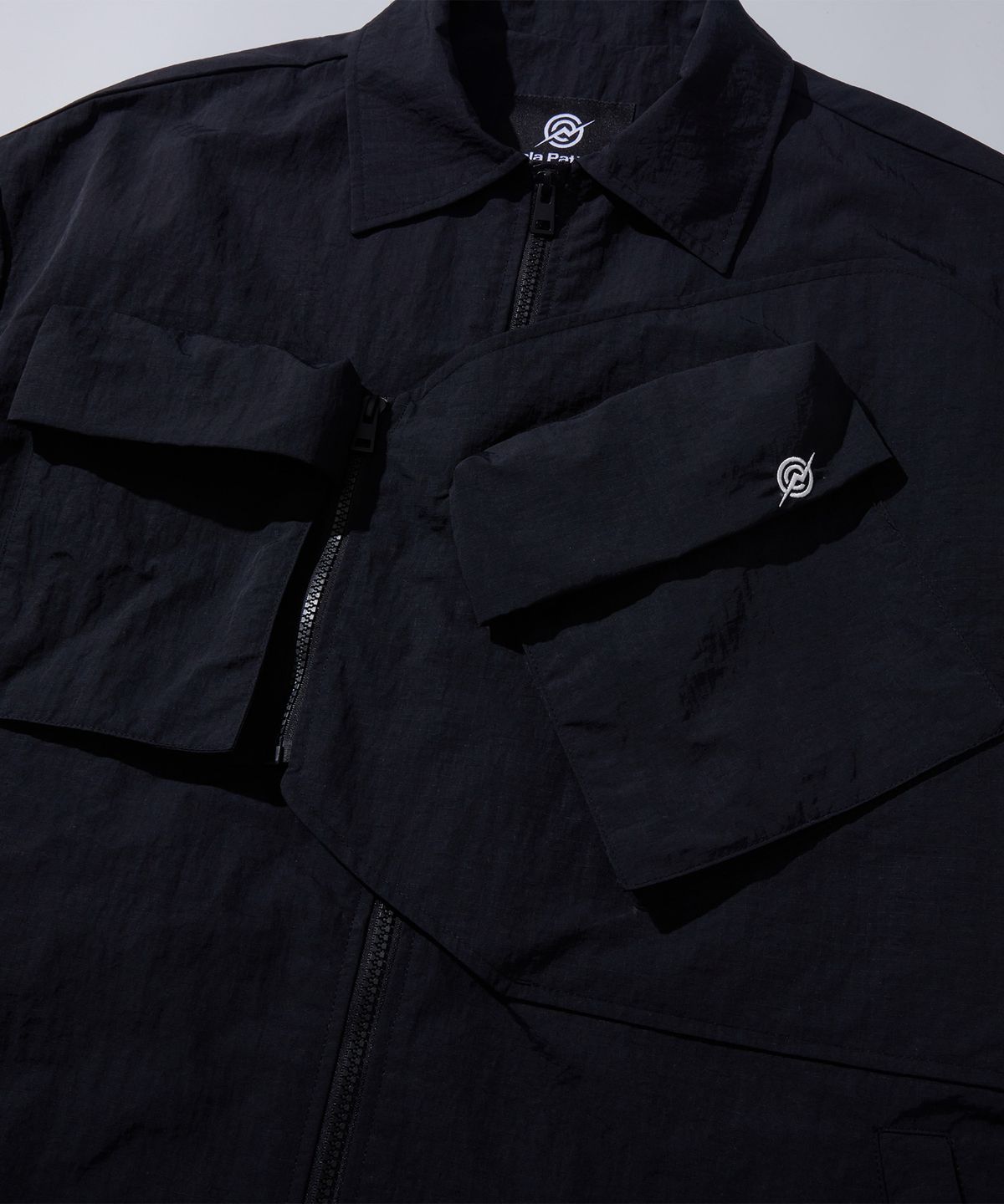 칼라파타르(KALAPATTHAR) Nylon Taslan Offset Zip Pocket Half Shirts - Black