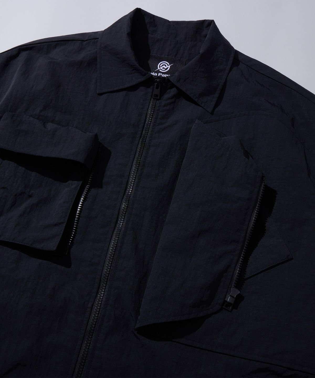 칼라파타르(KALAPATTHAR) Nylon Taslan Offset Zip Pocket Half Shirts - Black