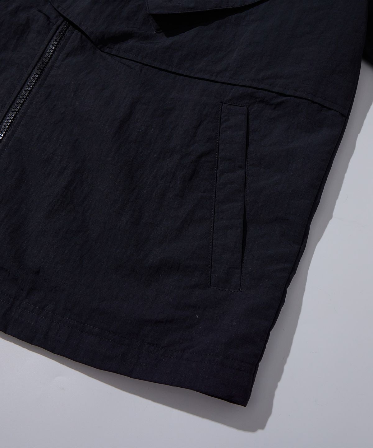 칼라파타르(KALAPATTHAR) Nylon Taslan Offset Zip Pocket Half Shirts - Black