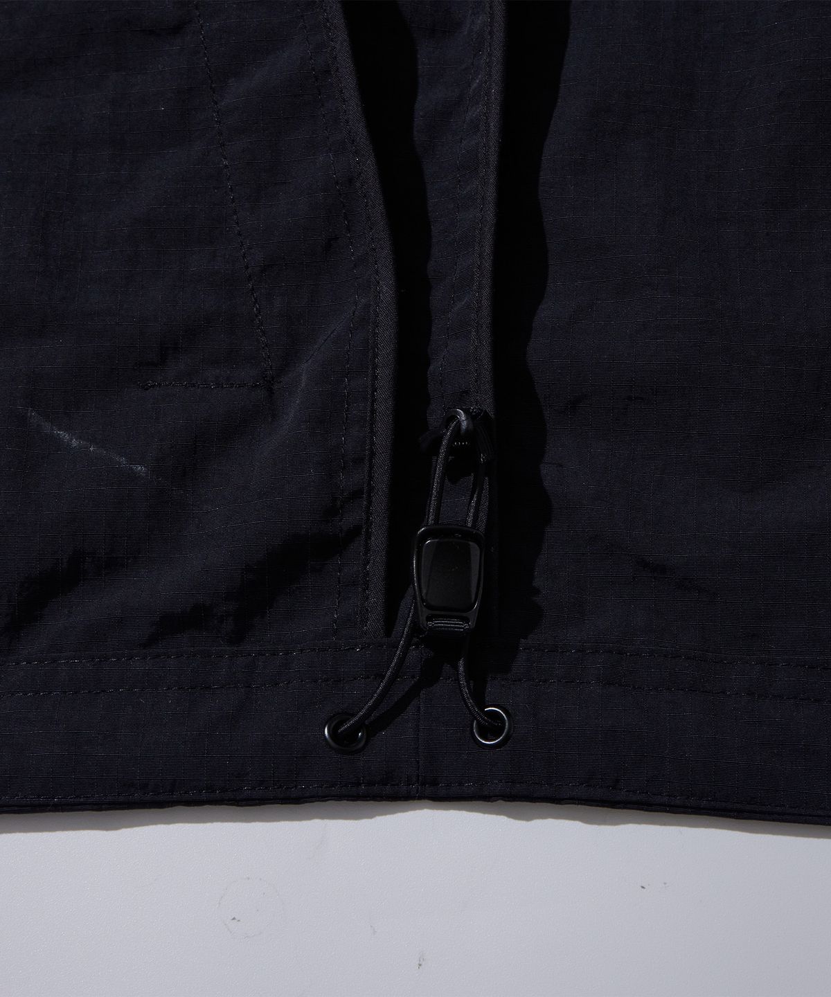 칼라파타르(KALAPATTHAR) Nylon Taslan Offset Zip Pocket Half Shirts - Black