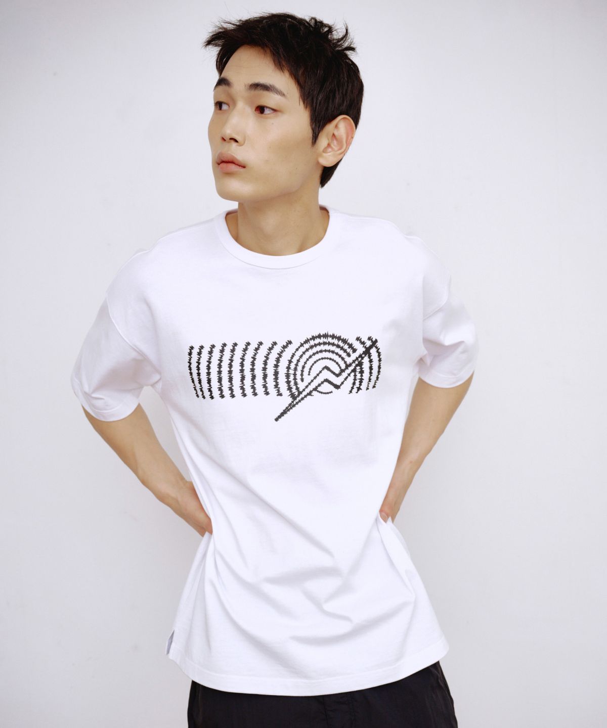 칼라파타르(KALAPATTHAR) Graphic Logo Loose Fit T-Shirt - White