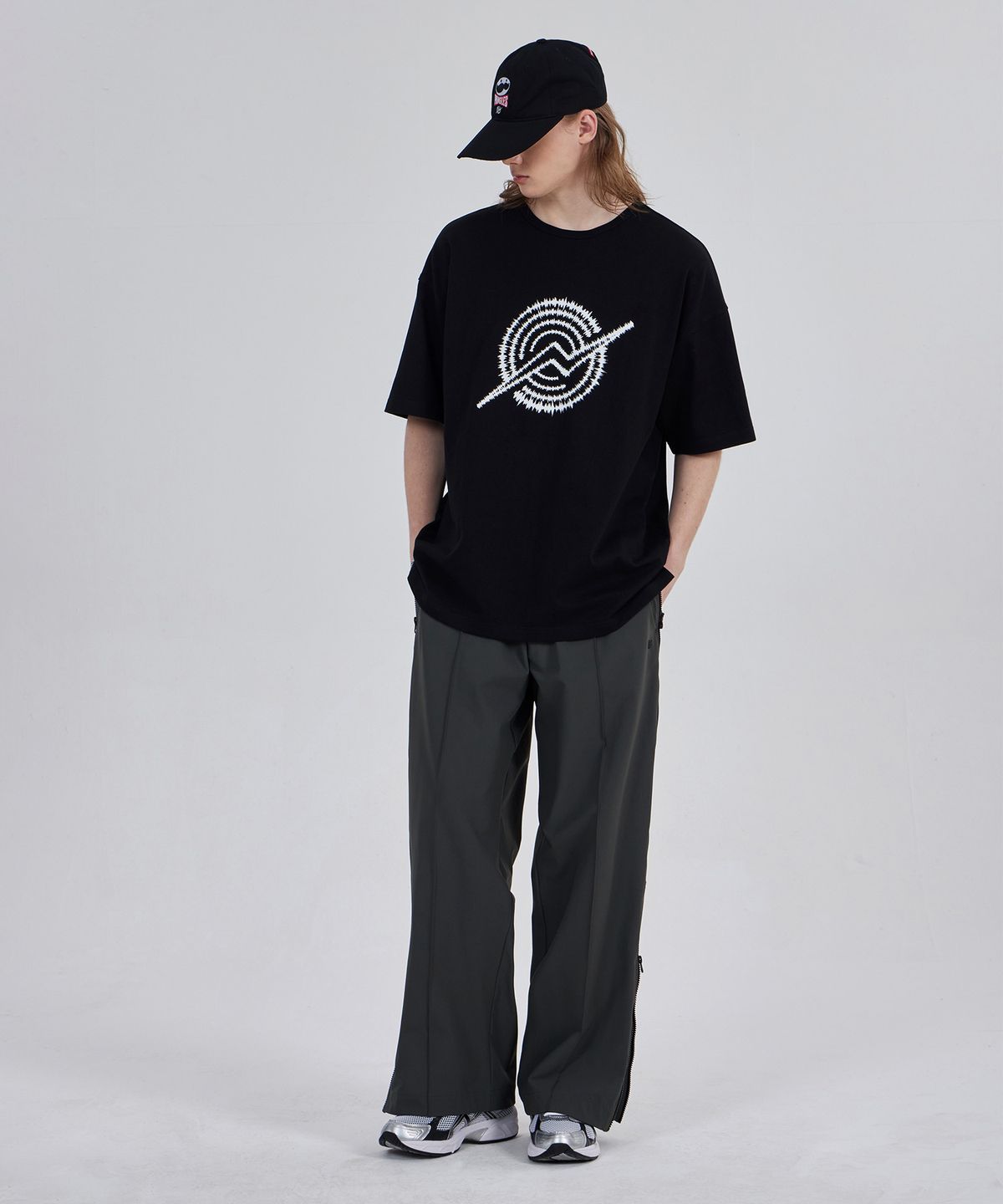 칼라파타르(KALAPATTHAR) Front Logo Loose Fit T-Shirt - Black