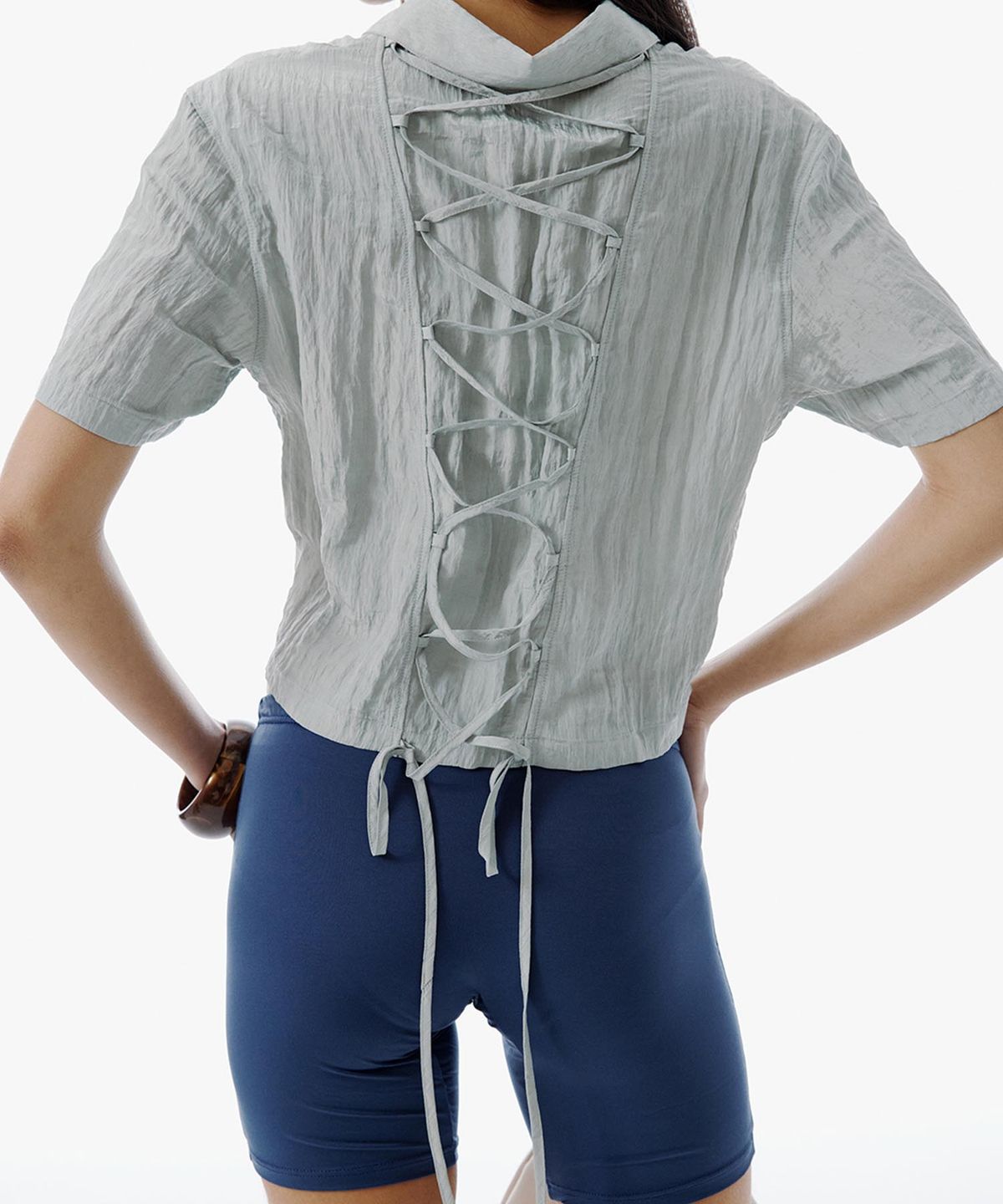 커렌트(CURRENT) SOLID STRAP DETAIL CROP SHIRT [IMINT]