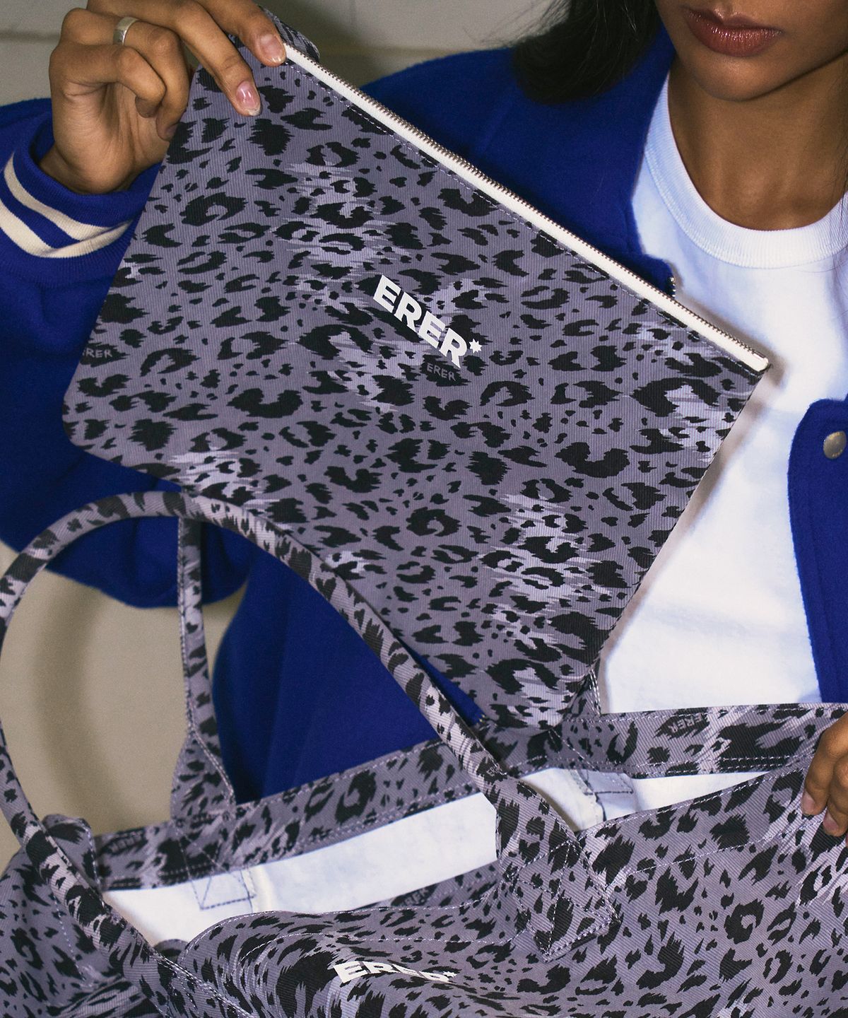 에르에르(ERER) Signature leopard pouch Gray