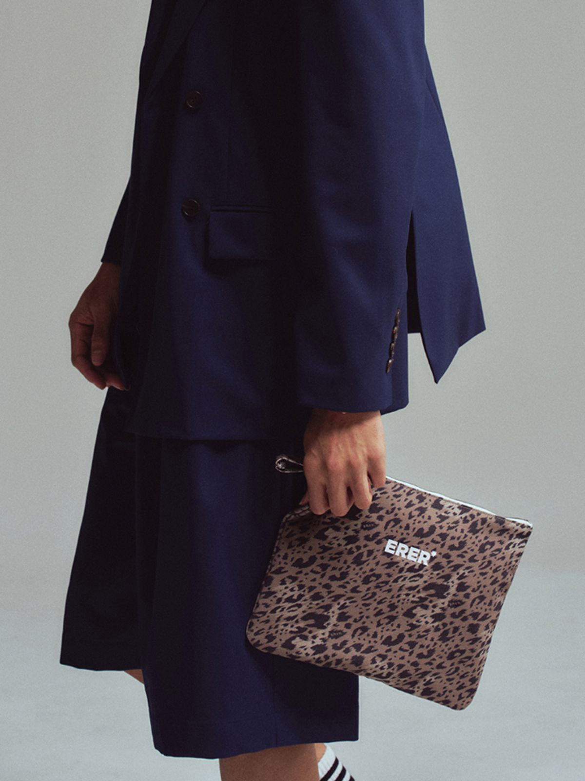 에르에르(ERER) Signature leopard pouch Brown