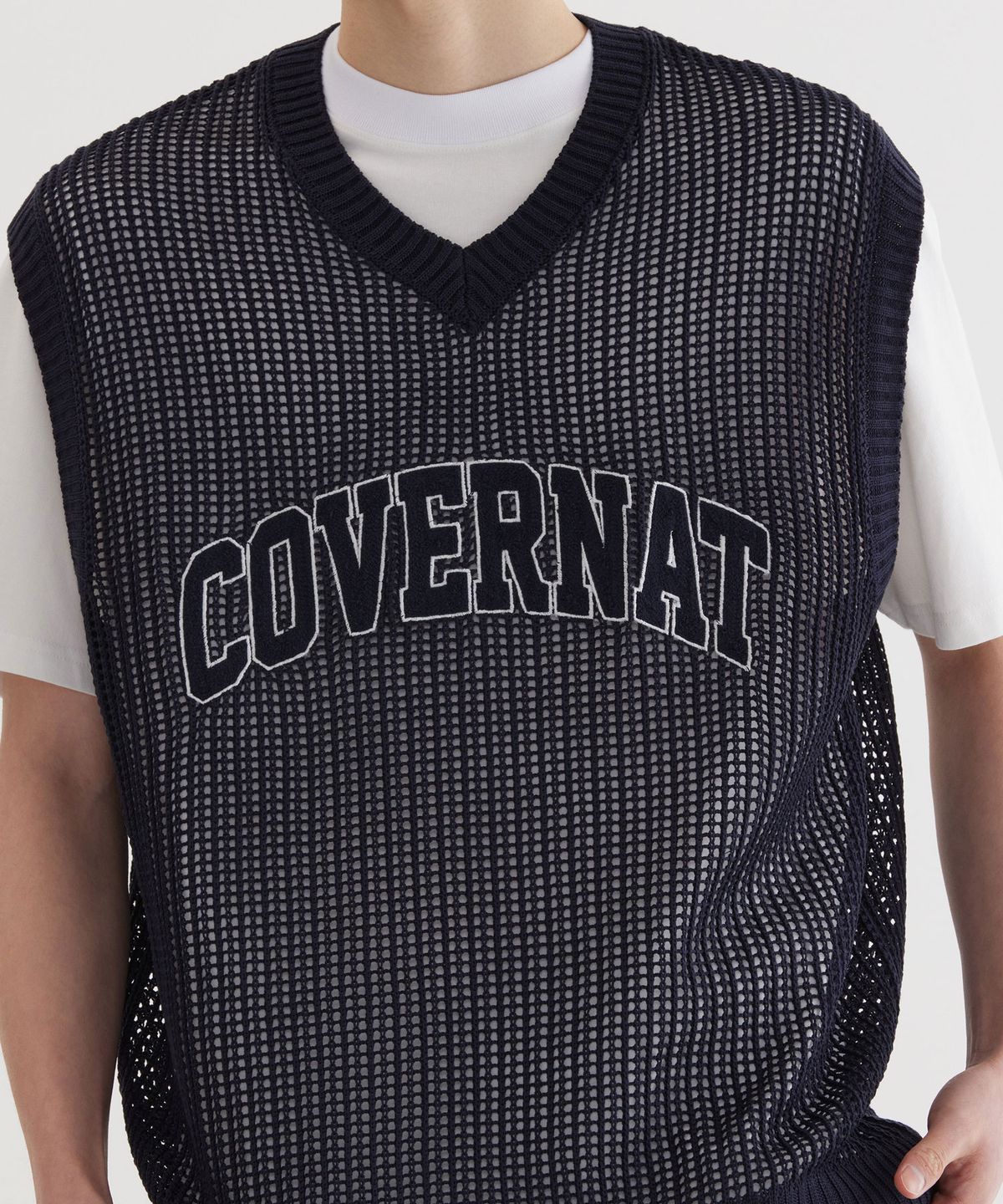 커버낫(COVERNAT) 아치 로고 매쉬 니트 베스트 Dark Navy