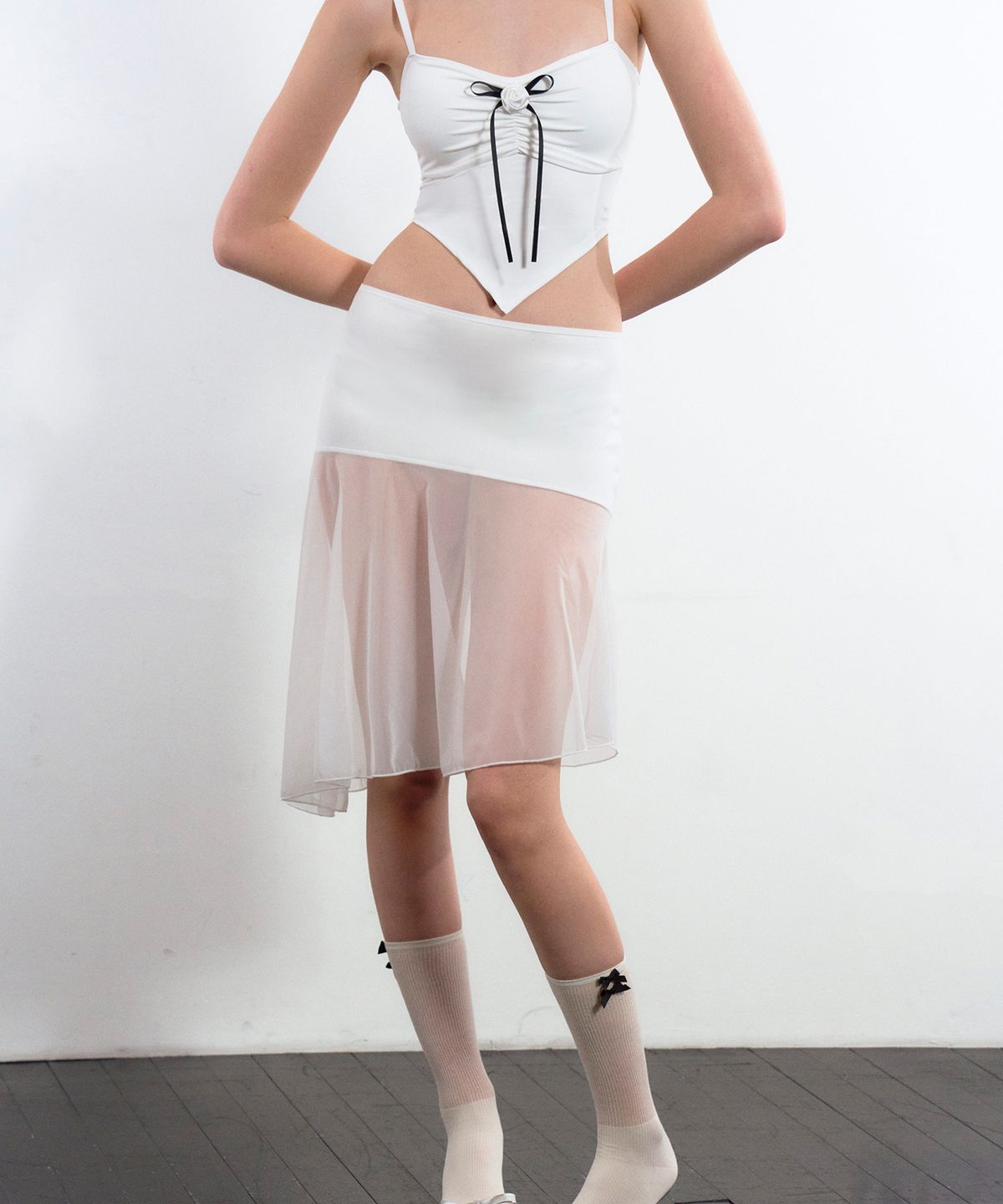 비나제이(VINAJ) 미디 언발 시스루 스커트 커버업 (White)