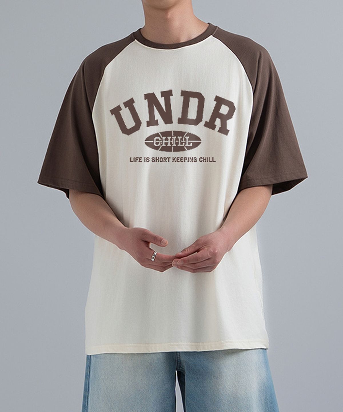 언더오프(UNDEROFF) 오버핏 래글런 반팔 티셔츠 이니셜 아치 로고 블랙
