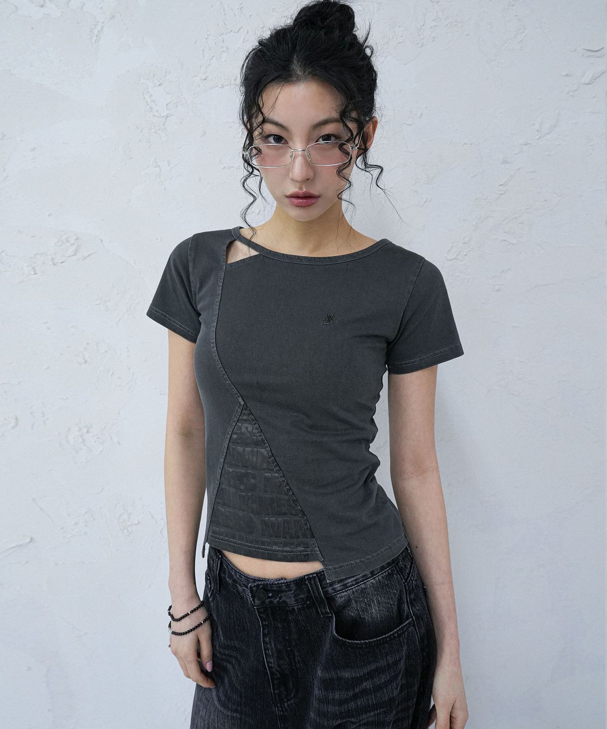 어반드레스(AVANDRESS) Triangle Pigment Tee CHARCOAL