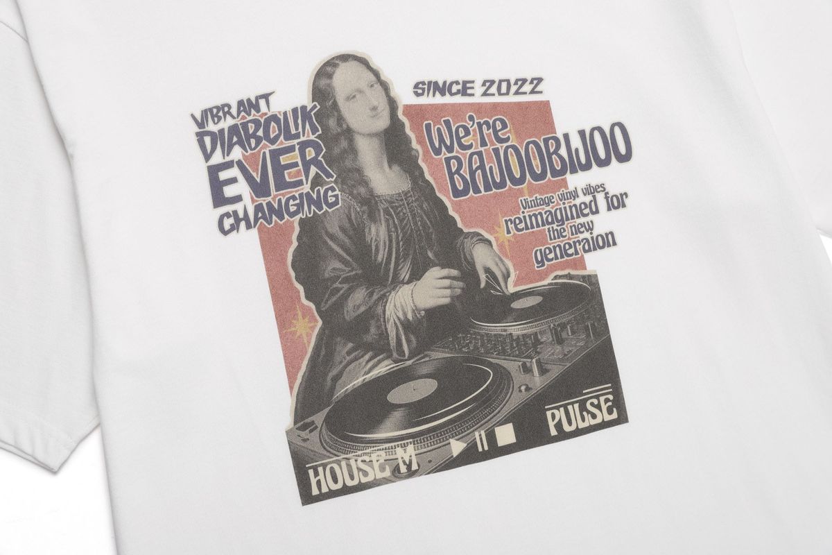 바쥬비쥬(BAJOO BIJOO) DJING POSTER T-SHIRT [WHITE]