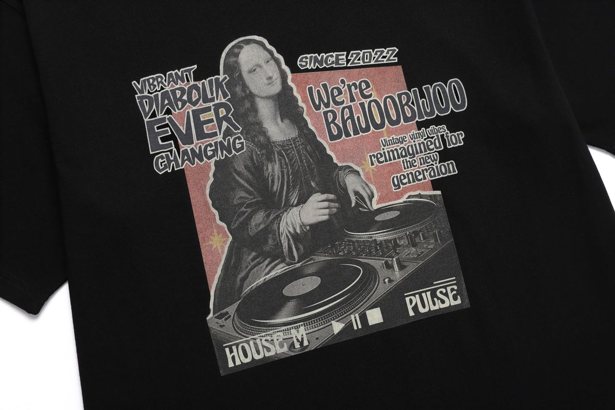 바쥬비쥬(BAJOO BIJOO) DJING POSTER T-SHIRT [BLACK]