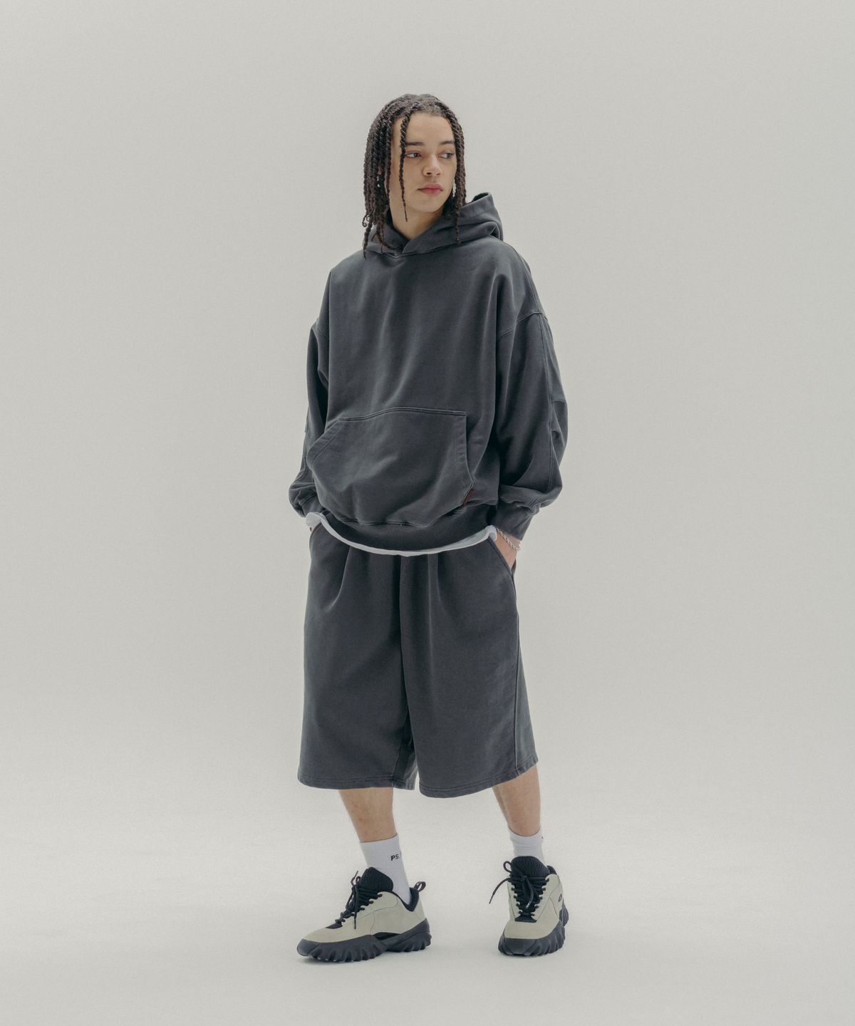 피에스쇼퍼(PSSHOPPER) 피그먼트 와이드 반바지 [다크 그레이]