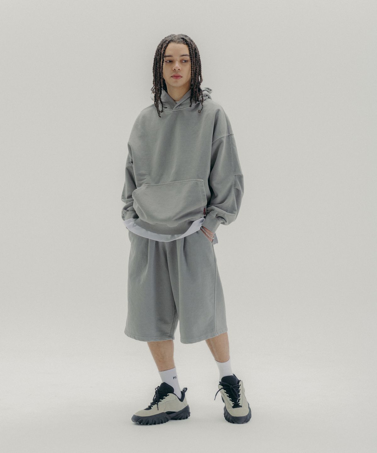 피에스쇼퍼(PSSHOPPER) 피그먼트 와이드 반바지 [라이트 그레이]