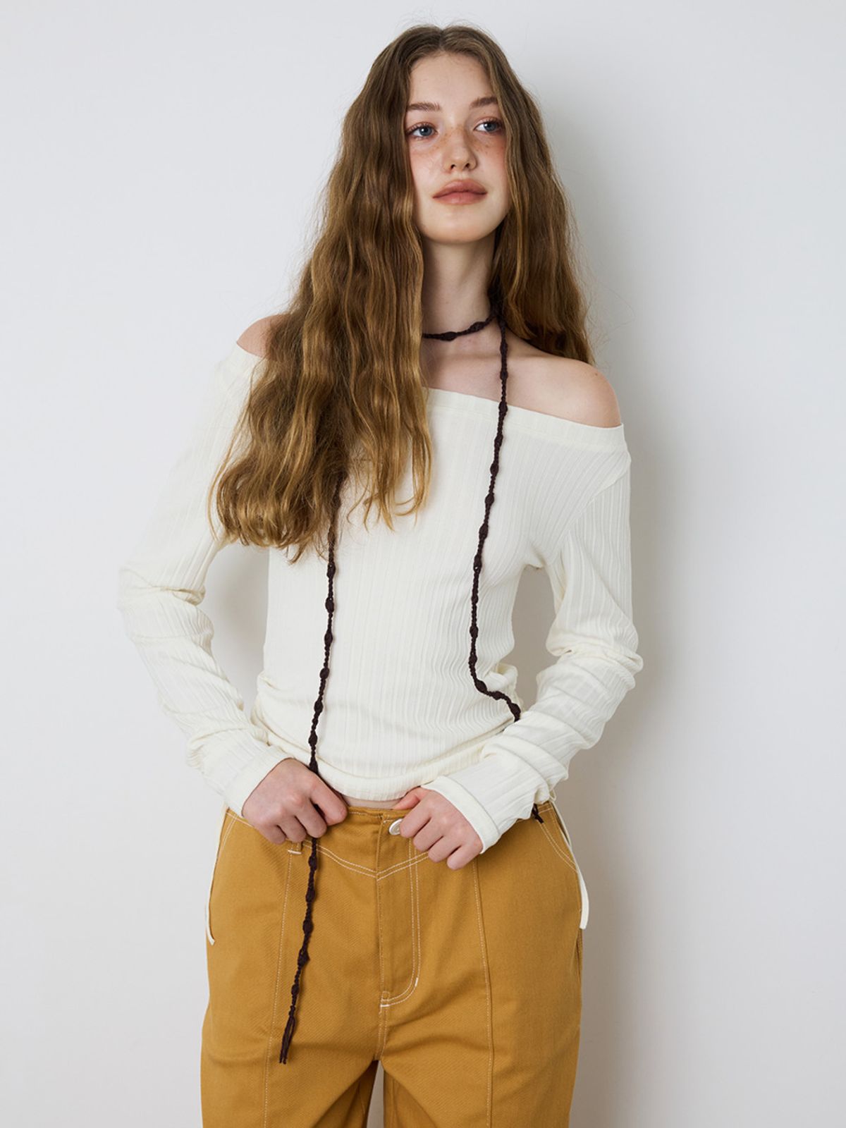 민더리(MEENDERI) SHIRRING OFF-SHOULDER TOP - IVORY