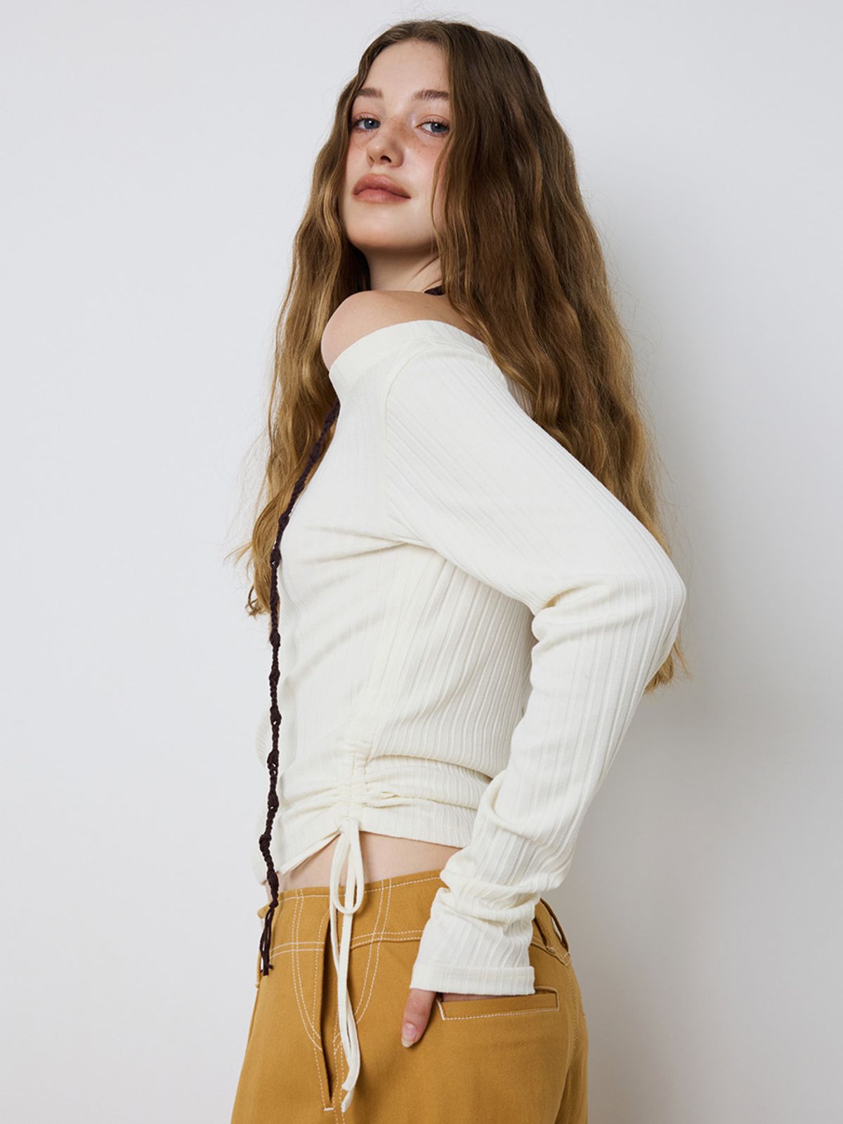 민더리(MEENDERI) SHIRRING OFF-SHOULDER TOP - IVORY