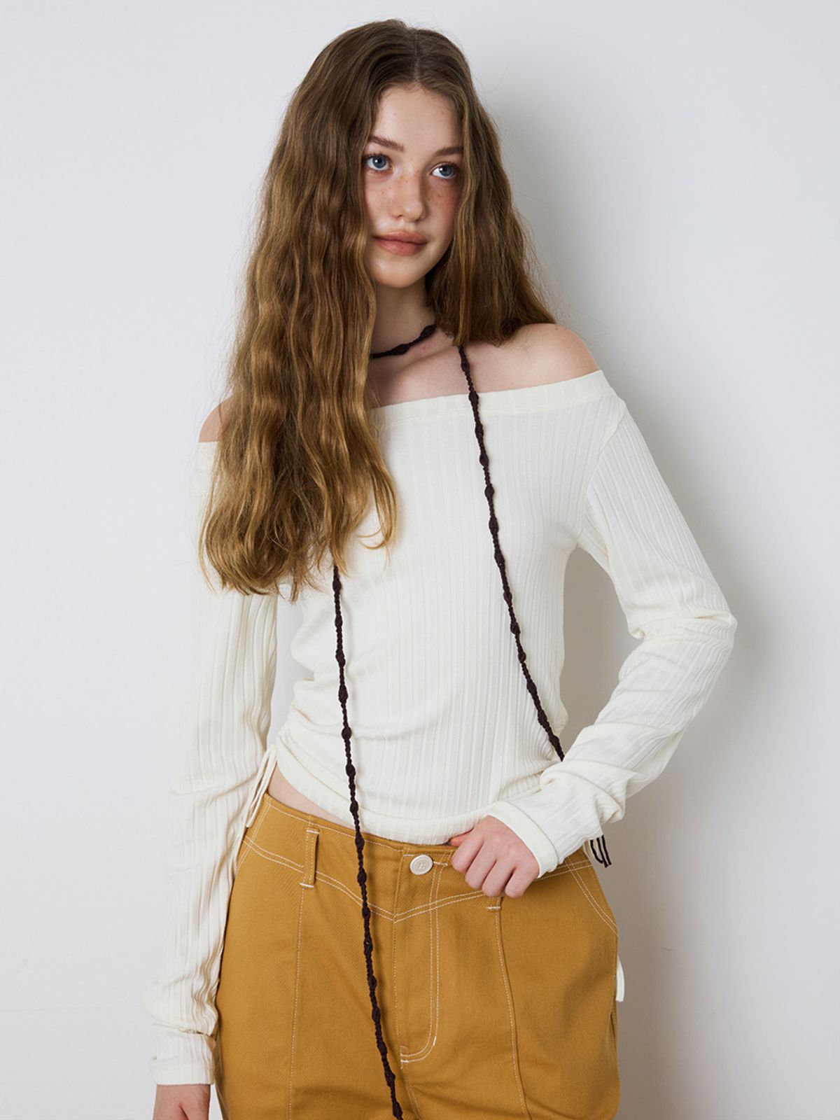 민더리(MEENDERI) SHIRRING OFF-SHOULDER TOP - IVORY