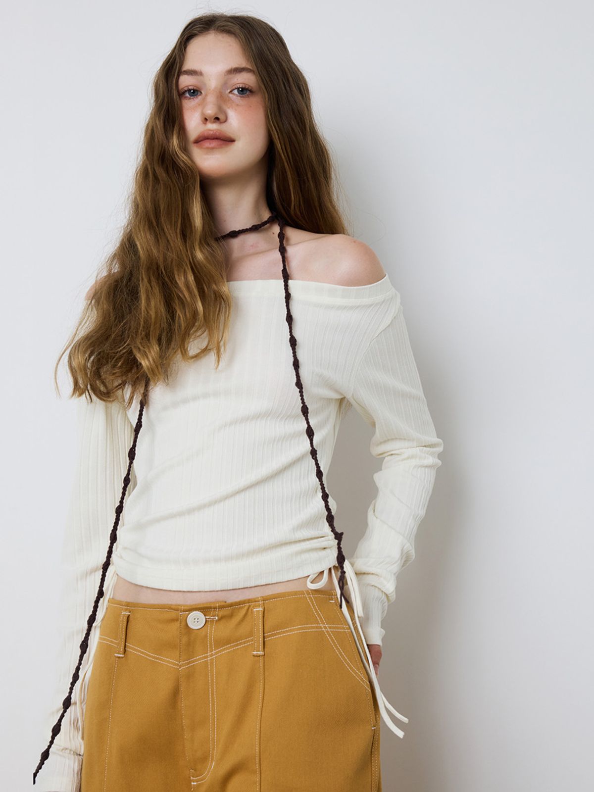 민더리(MEENDERI) SHIRRING OFF-SHOULDER TOP - IVORY