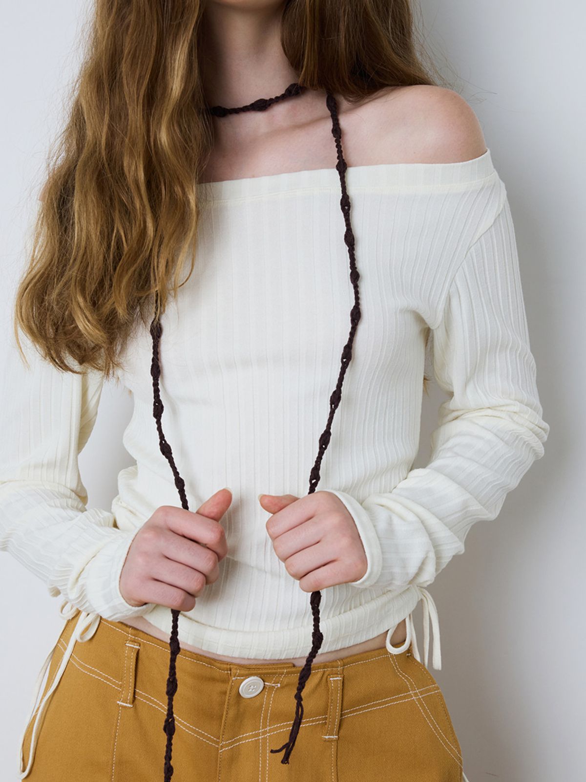 민더리(MEENDERI) SHIRRING OFF-SHOULDER TOP - IVORY