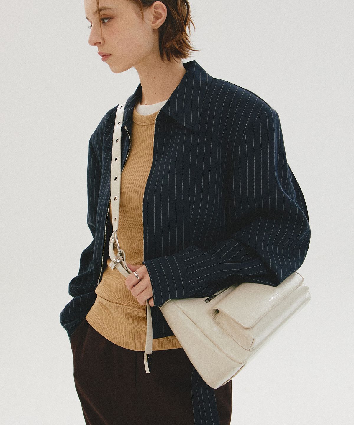 로맨티누어(ROMANTINUER) Trivon Cross Bag 트리본 크로스백 (아이보리)