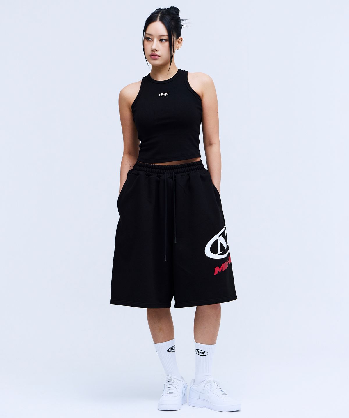 미학(MIHAK) 메탈 로고 크롭 슬리브리스 (BLACK)