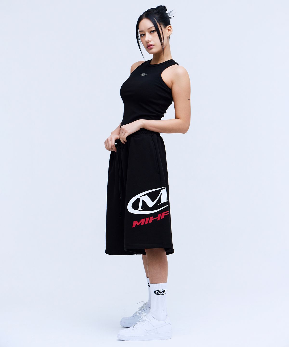 미학(MIHAK) 메탈 로고 크롭 슬리브리스 (BLACK)